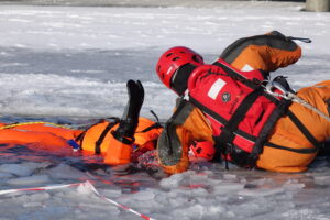 Miniaturka artykułu Ćwiczenia ratownictwa lodowego nad Jeziorem Firlej
